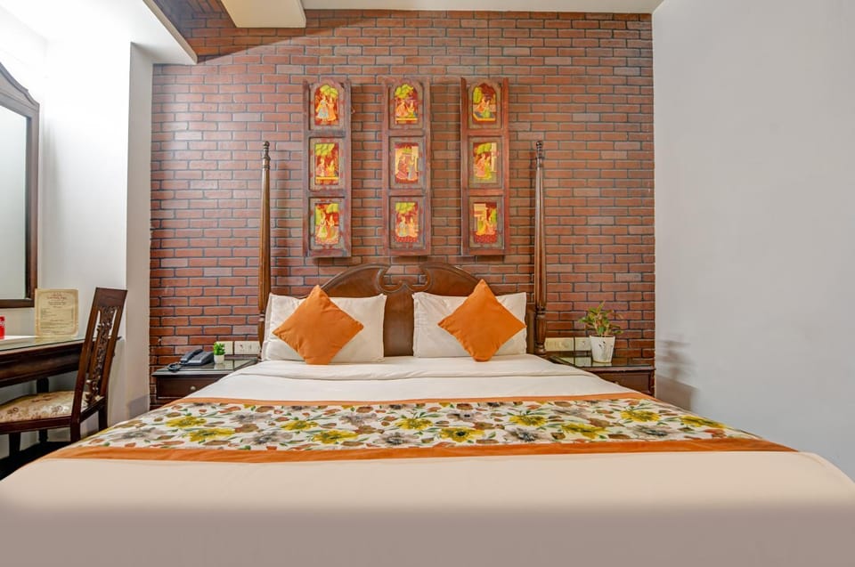 Bed, Living room, Photo of the whole room, Seating area, Bedroom