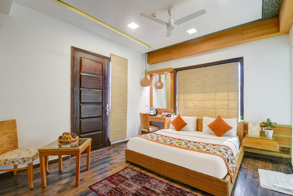 Bed, Living room, Photo of the whole room, Seating area, Bedroom, fireplace, wardrobe, air conditioner