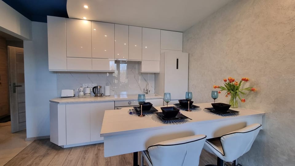 Coffee/tea facilities, Kitchen or kitchenette, stove