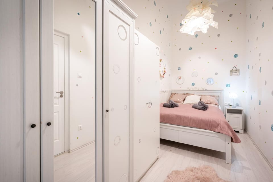 Bedroom, wardrobe