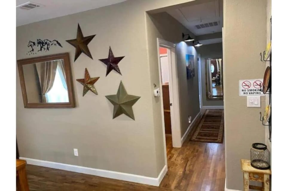 StockYards!-1 block away ! Cowboy Cottage sleeps 9 House in Fort Worth