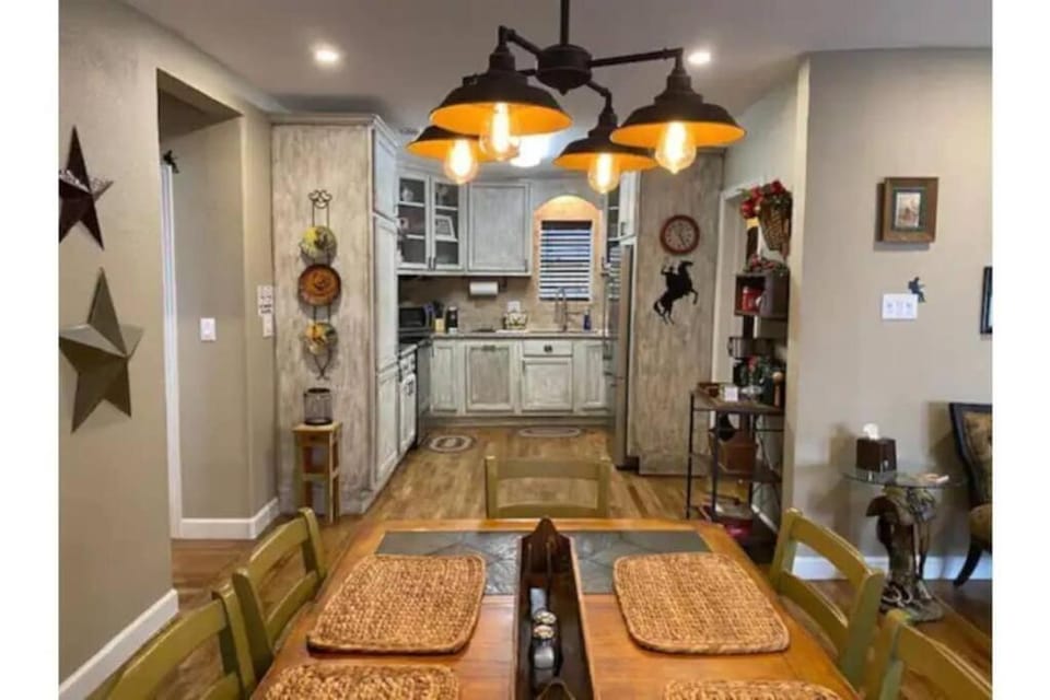 StockYards!-1 block away ! Cowboy Cottage sleeps 9 House in Fort Worth