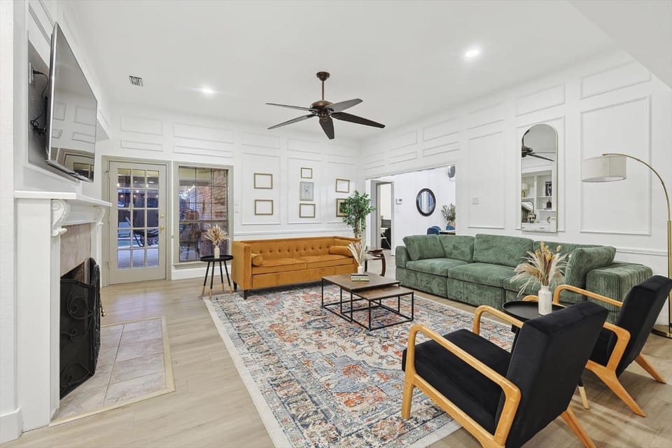 TV and multimedia, Living room, Seating area, Evening entertainment
