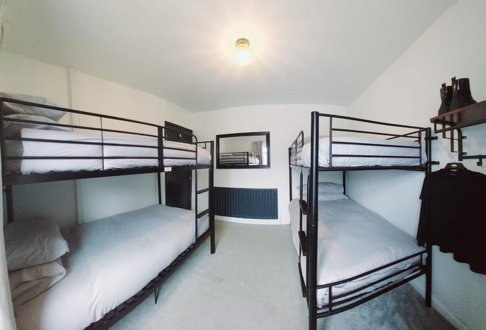 Bedroom, bunk bed