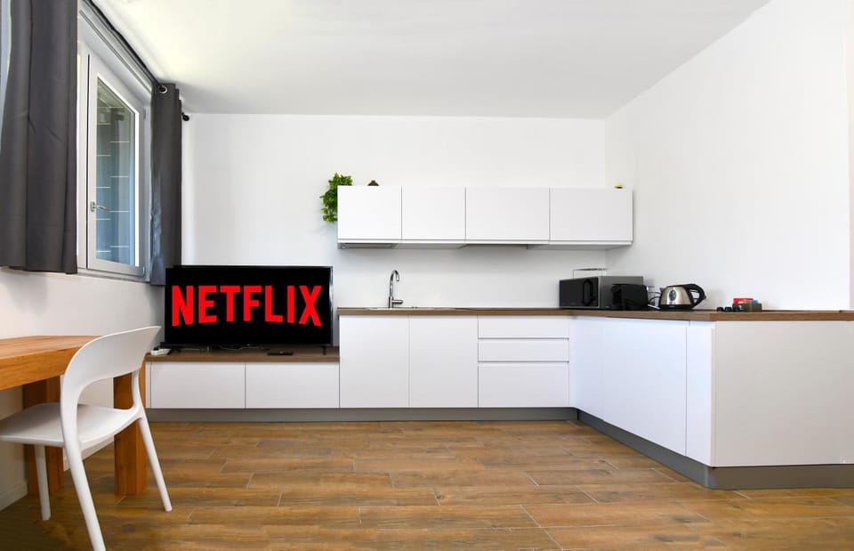 Coffee/tea facilities, Kitchen or kitchenette, Dining area, minibar, stove