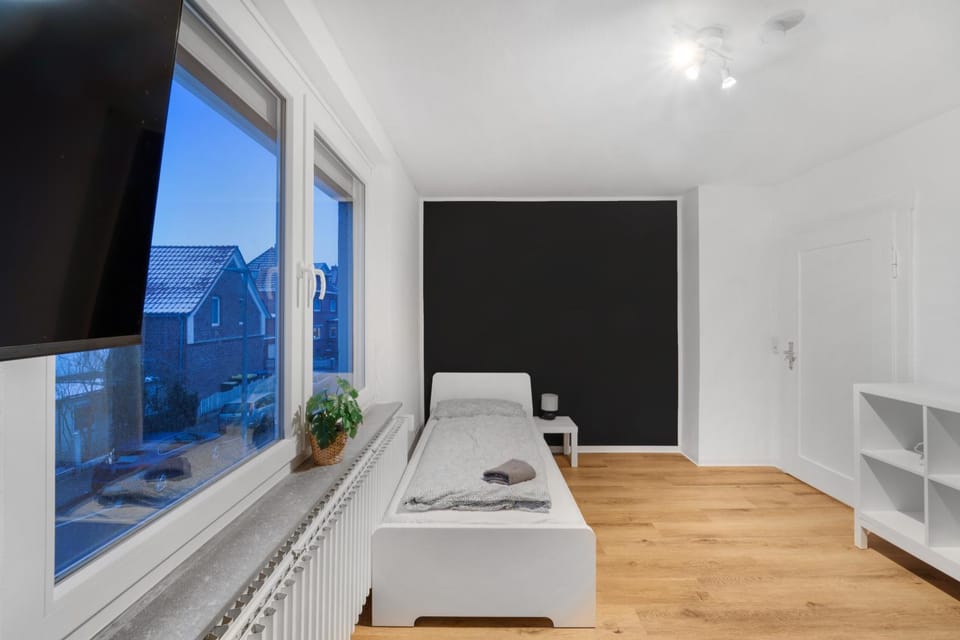 Bed, TV and multimedia, Photo of the whole room, Bedroom