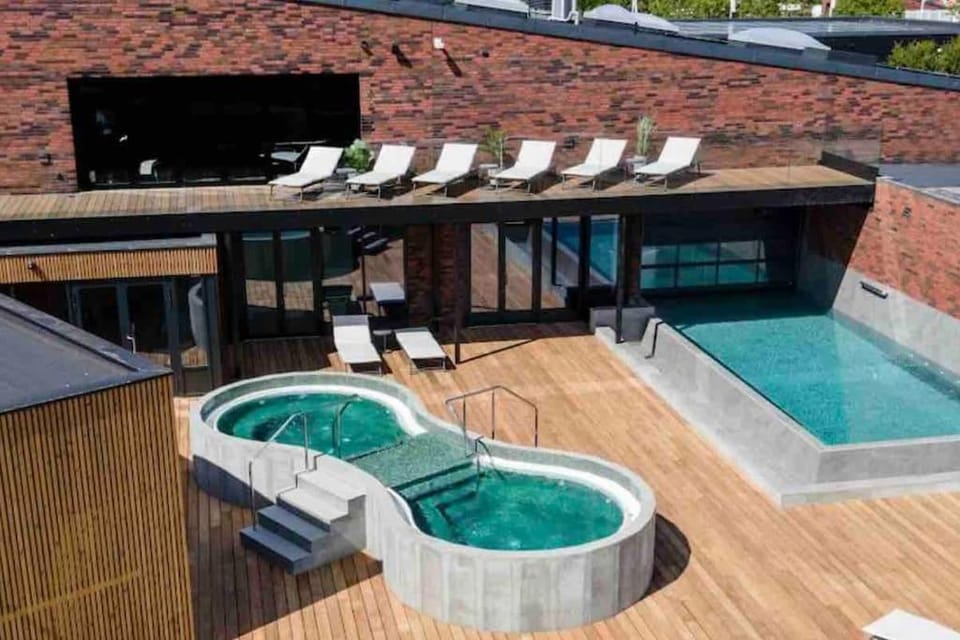 Natural landscape, Hot Tub, Swimming pool, sunbed