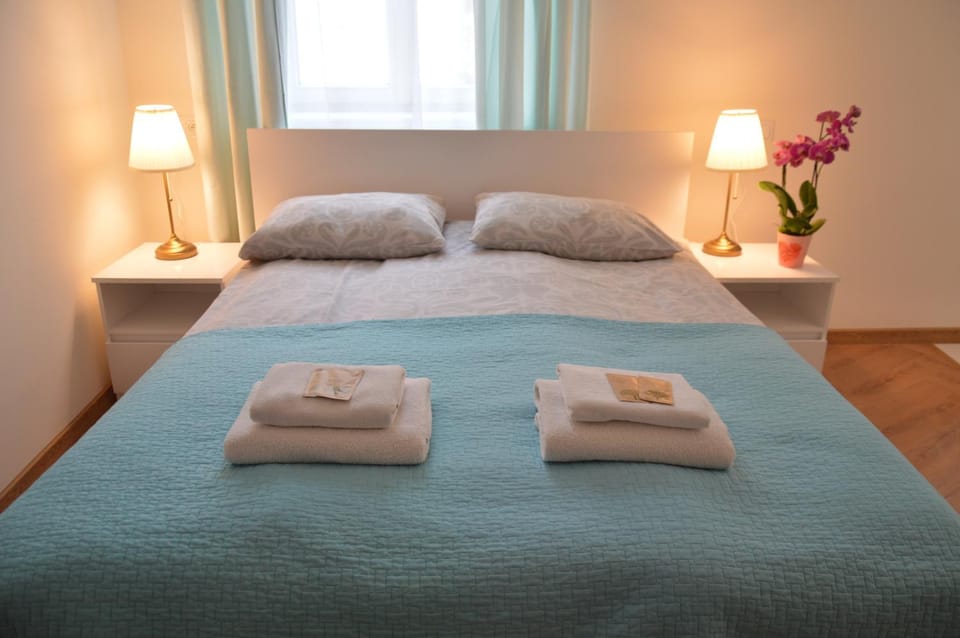 Bed, Bedroom, towels
