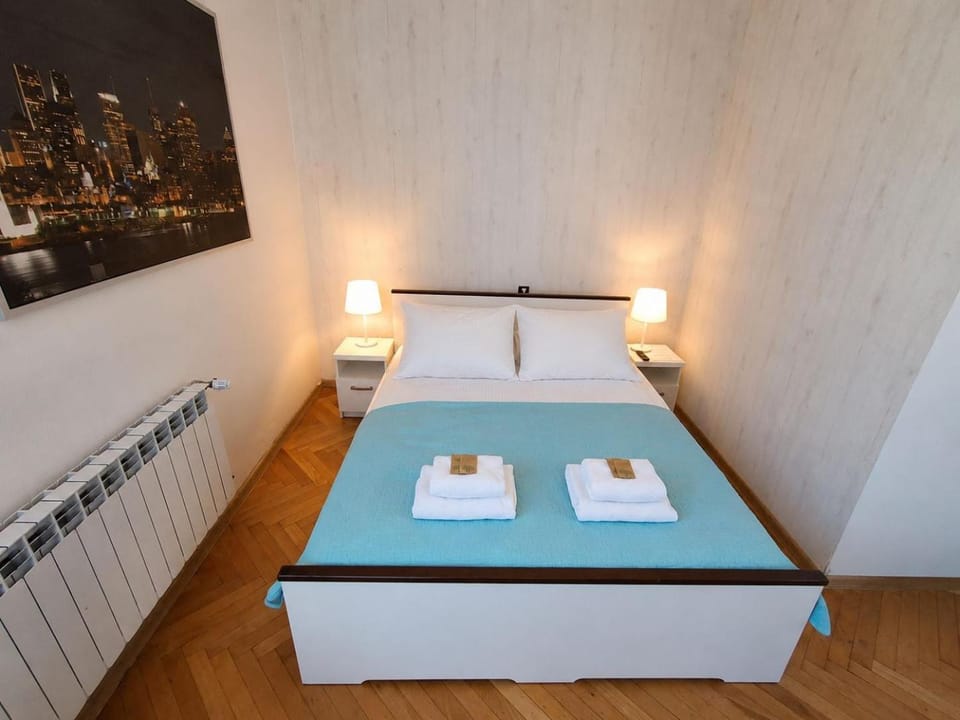 Bed, Bedroom, towels