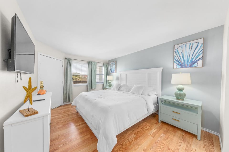 Bed, TV and multimedia, Bedroom