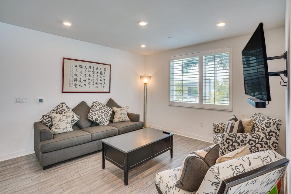 Convenient Anaheim Condo: Walk to Angel Stadium House in Orange