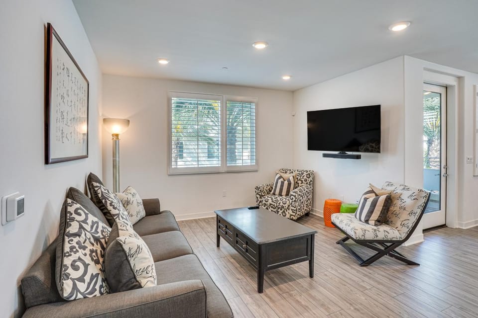 Convenient Anaheim Condo: Walk to Angel Stadium House in Orange