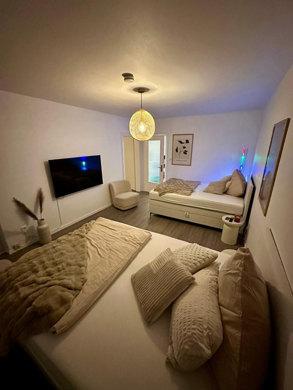 Bed, TV and multimedia, Photo of the whole room