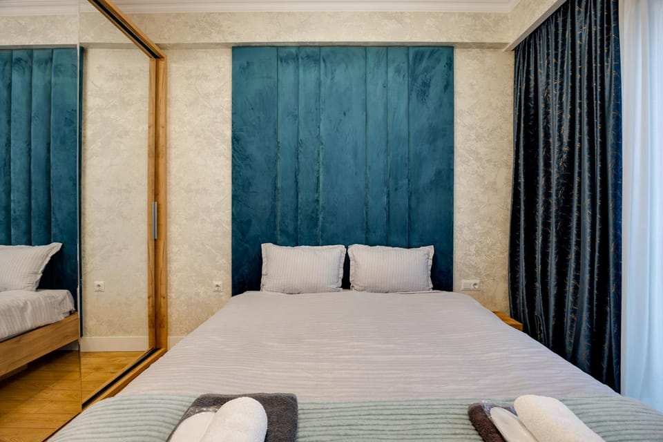 Bed, Photo of the whole room, Bedroom, towels