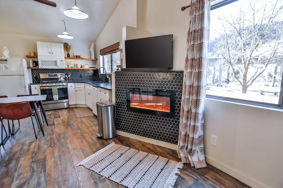Kitchen or kitchenette, fireplace, oven, pet friendly, stove