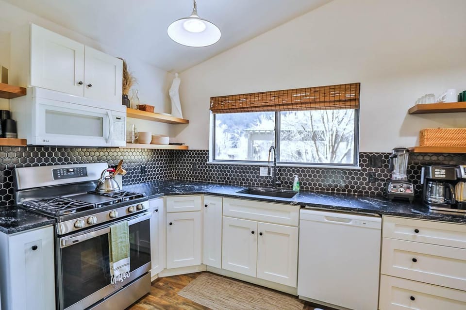 Coffee/tea facilities, Kitchen or kitchenette, dishwasher, oven, pet friendly, stove