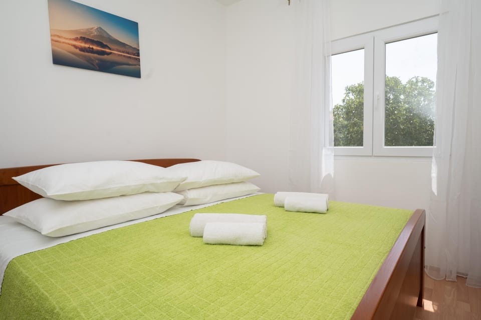 Bed, Photo of the whole room, Bedroom, towels