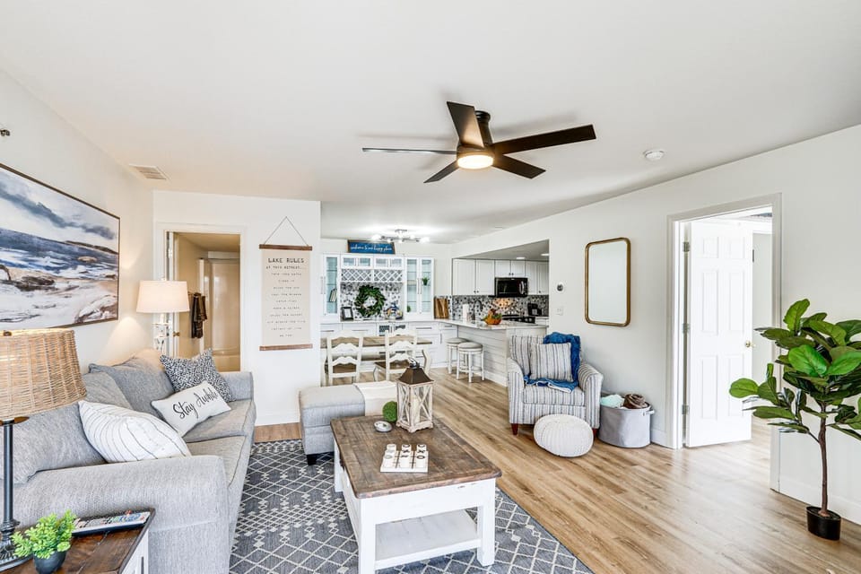 Regatta Bay Condo with Balcony and Water Views! Apartment in Village Four Seasons