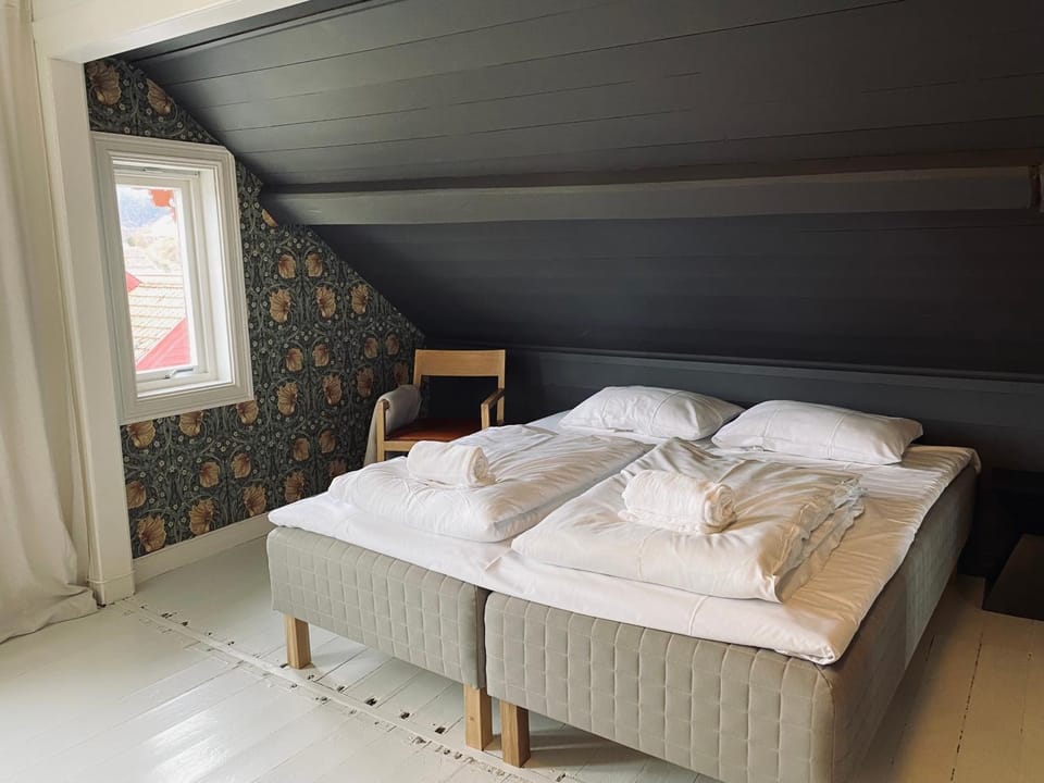 Bed, towels