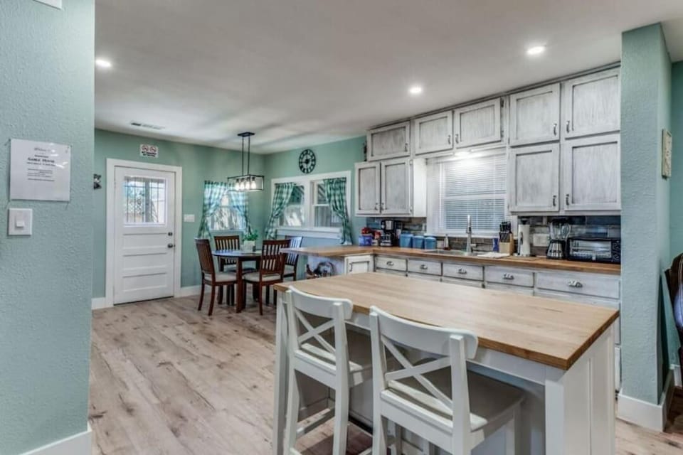 Stockyards! Less than 3 mins-Sleeps 8 -Gable House House in Fort Worth