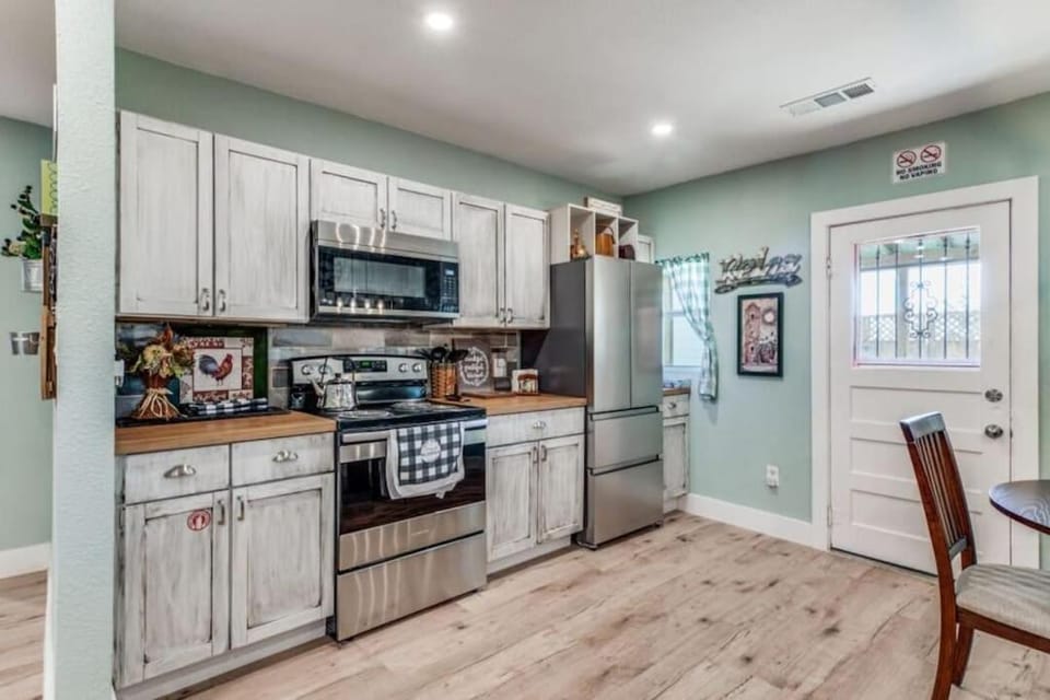 Stockyards! Less than 3 mins-Sleeps 8 -Gable House House in Fort Worth