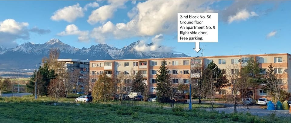 Property building, Facade/entrance, Neighbourhood, Natural landscape, Mountain view, Street view, Location, Parking
