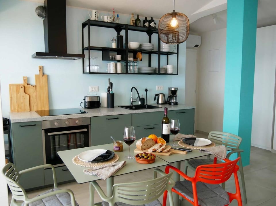 Kitchen or kitchenette, Seating area, Dining area