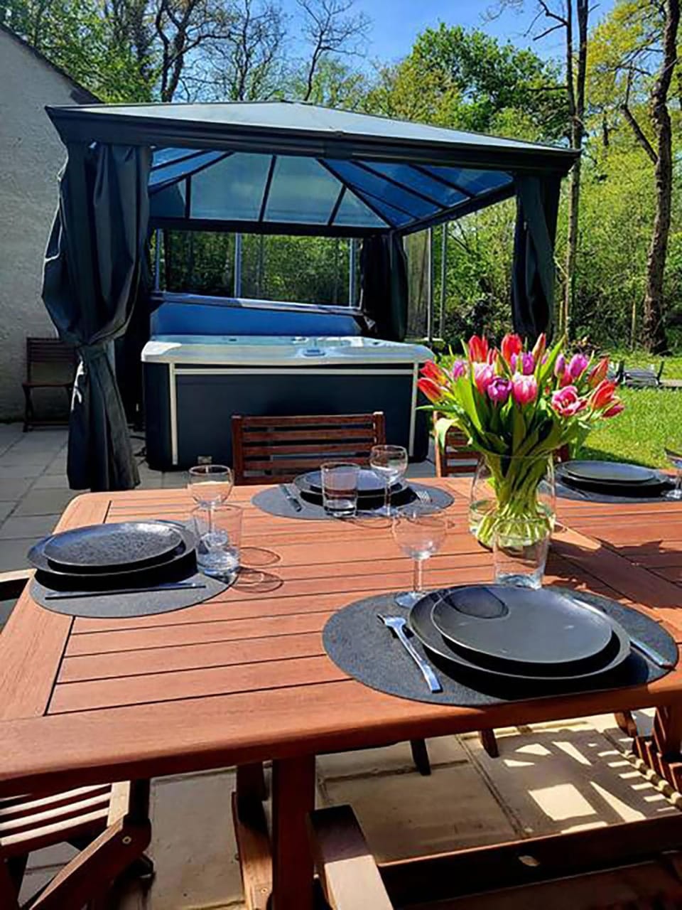 Seating area, Dining area, Garden view