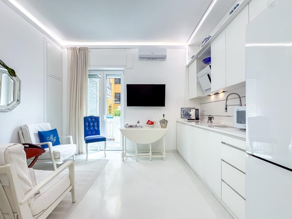 TV and multimedia, Kitchen or kitchenette, Living room, Dining area, stove, air conditioner