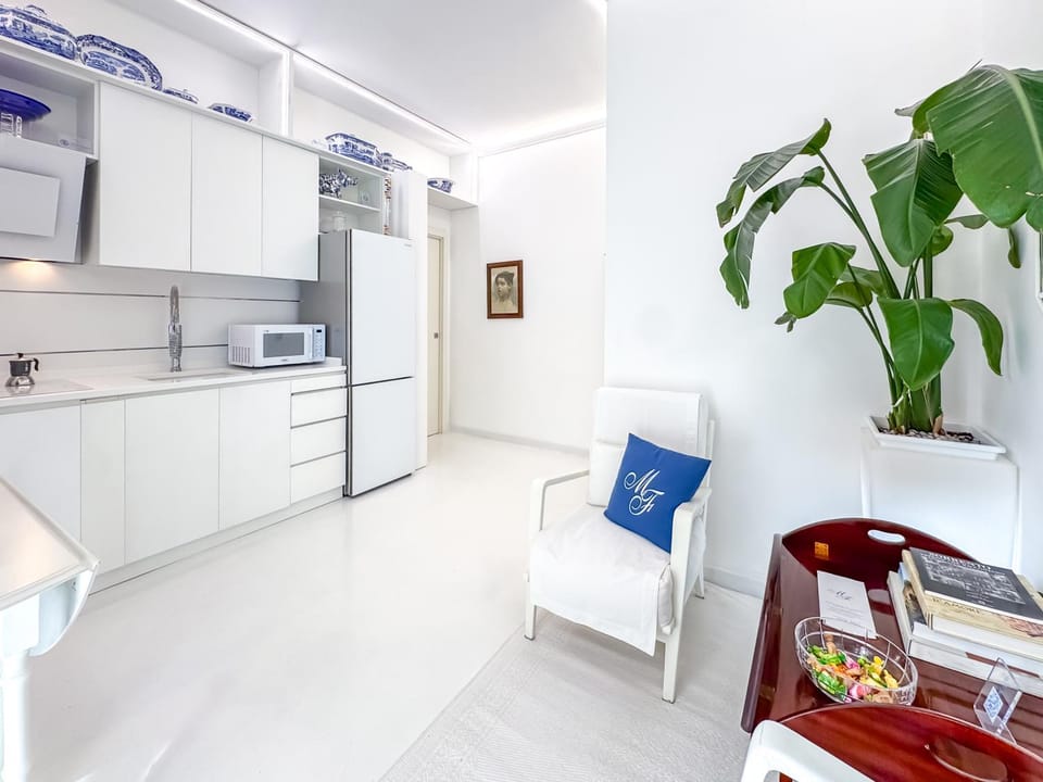 Kitchen or kitchenette, Dining area, stove