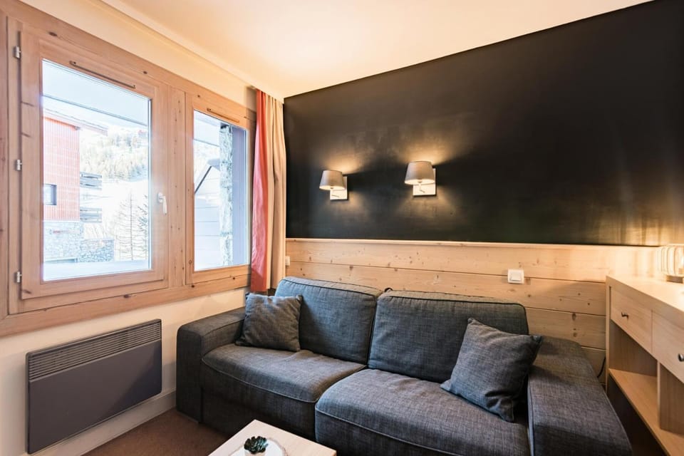 Bed, Living room