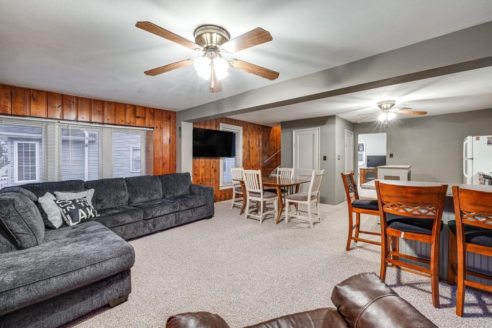 Clear Lake Vacation Rental: Walk to town / beach! House in Clear Lake