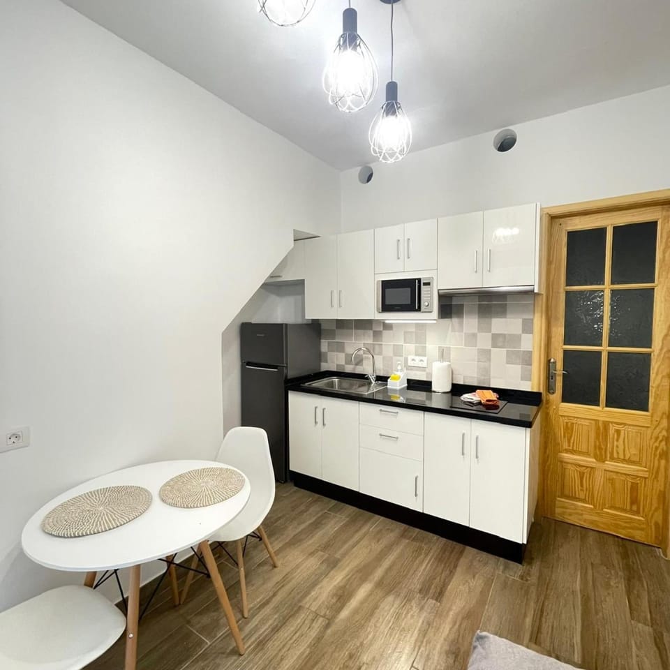Kitchen or kitchenette, Dining area, minibar, stove
