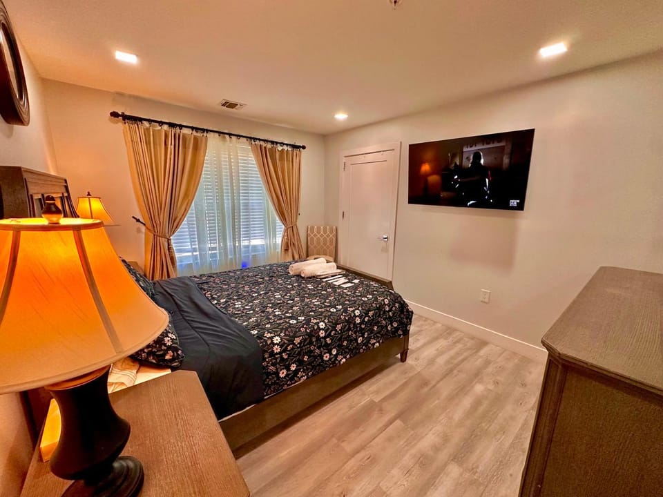 The Elegant Suite - 2BR with Great Amenities Apartment in Paterson