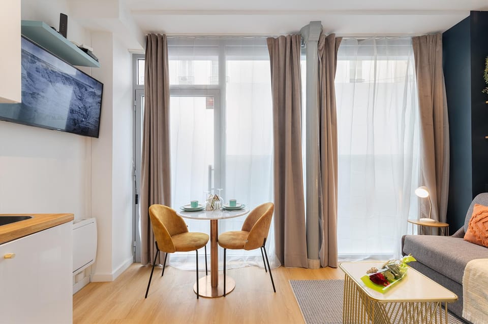 TV and multimedia, Seating area, Dining area