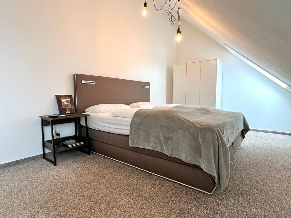 Bed, Photo of the whole room, Bedroom