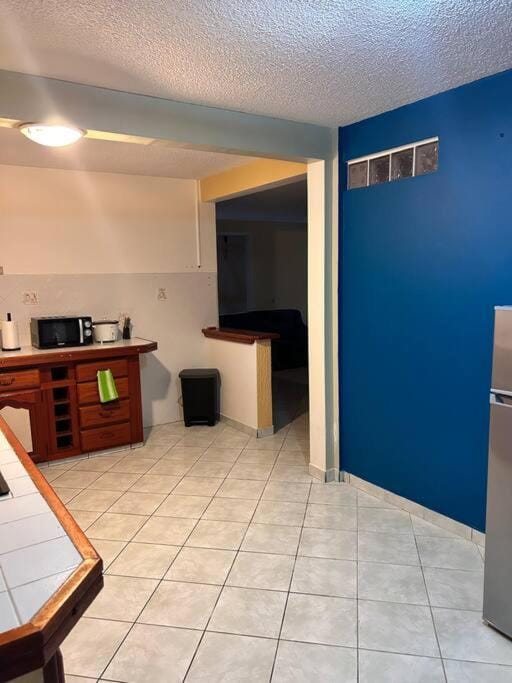 Kitchen or kitchenette, minibar, oven