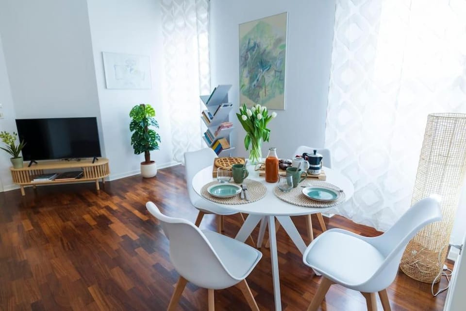Communal lounge/ TV room, TV and multimedia, Living room, Seating area, Dining area