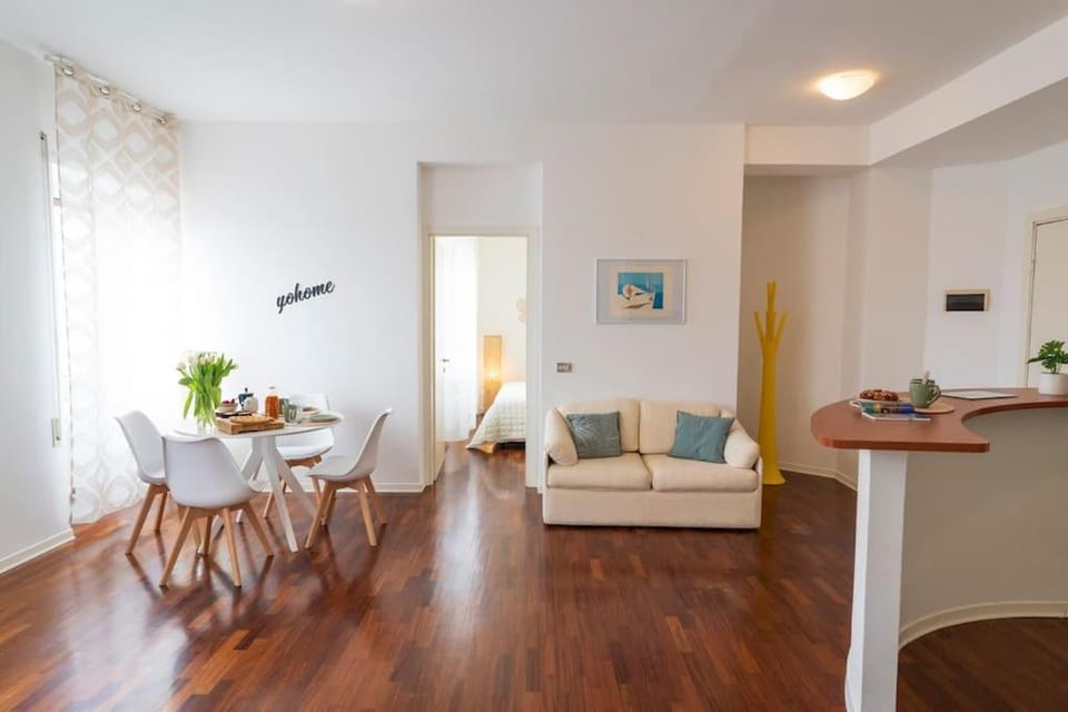Kitchen or kitchenette, Living room, Seating area, Dining area