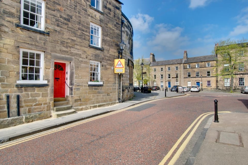 Property building, Neighbourhood, Street view, Location, Parking
