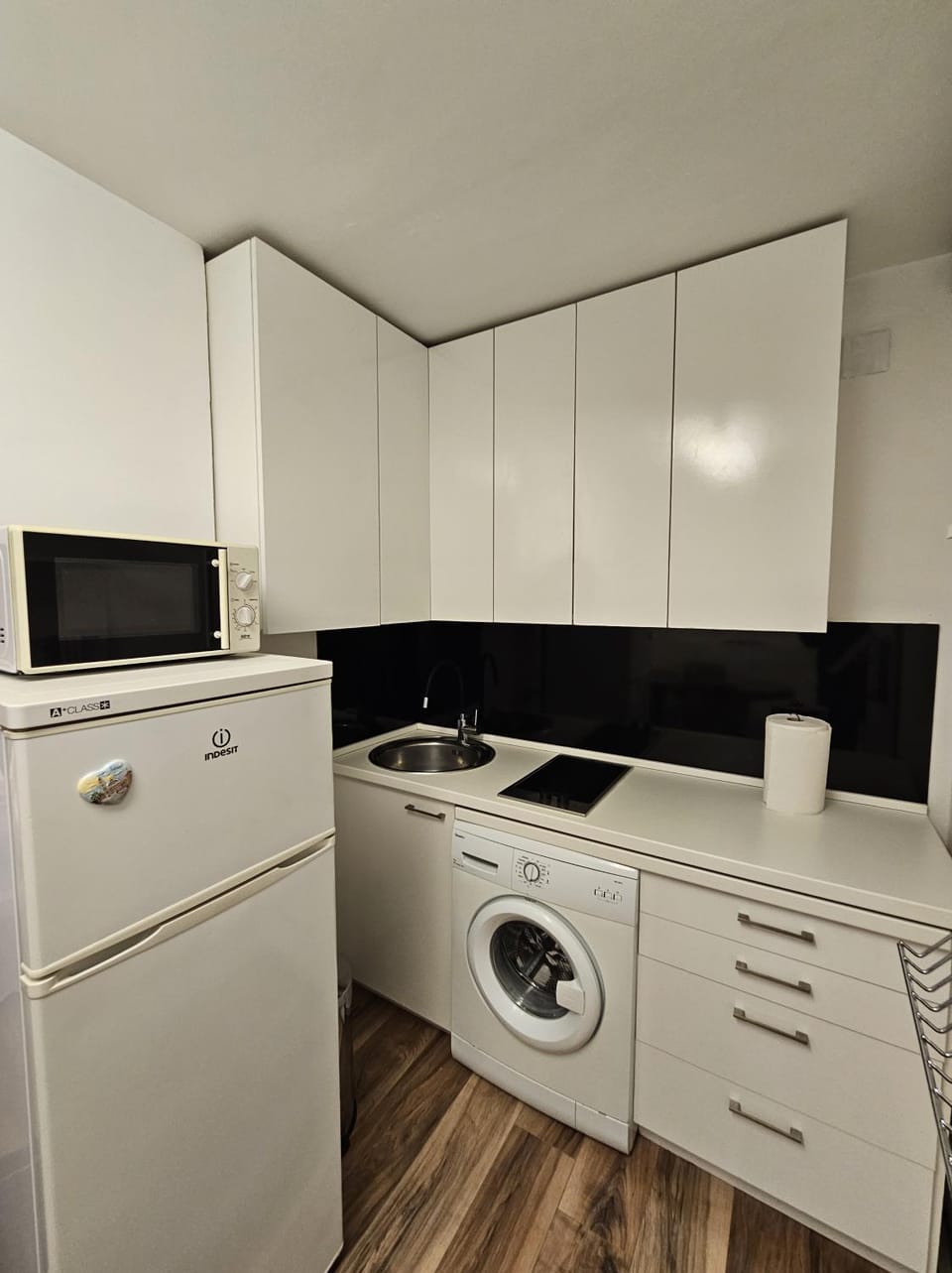 Kitchen or kitchenette, washing machine