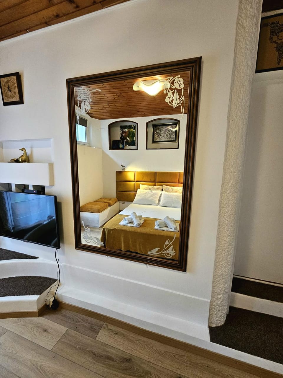 Bed, TV and multimedia, Bedroom