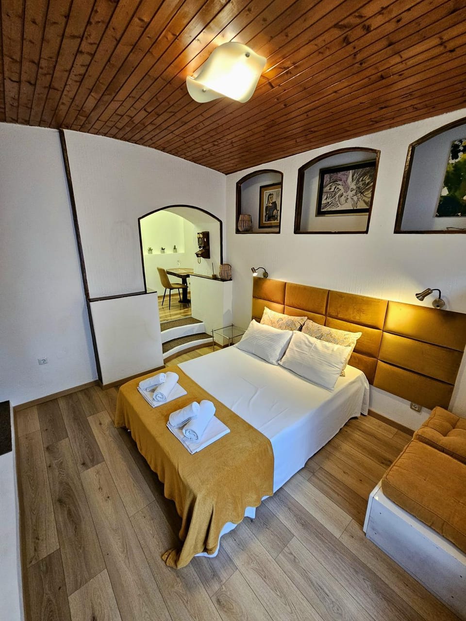 Bed, Bedroom, towels