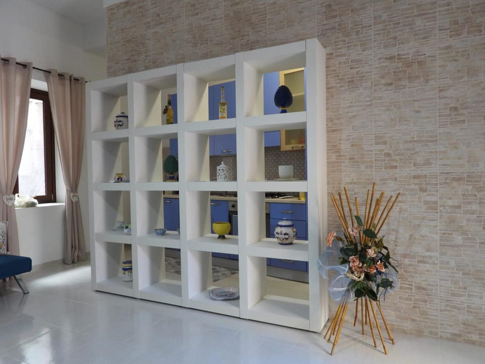 Kitchen or kitchenette, Living room, Seating area, kitchen