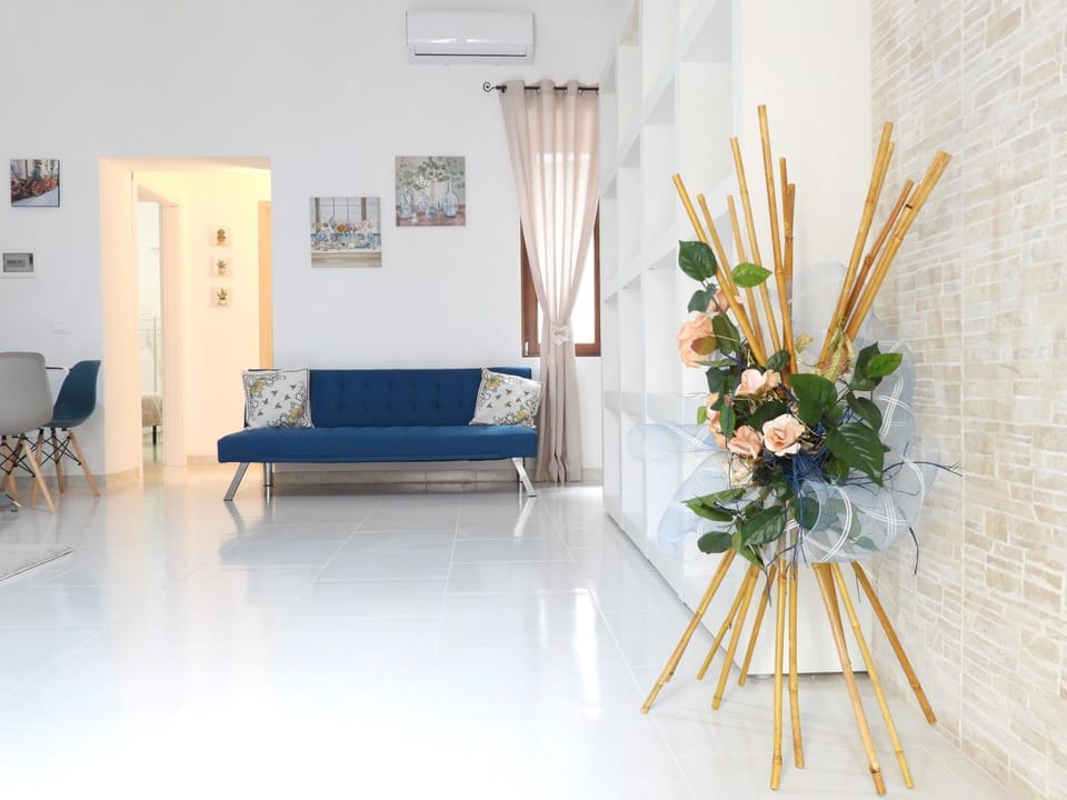 Living room, Seating area, air conditioner