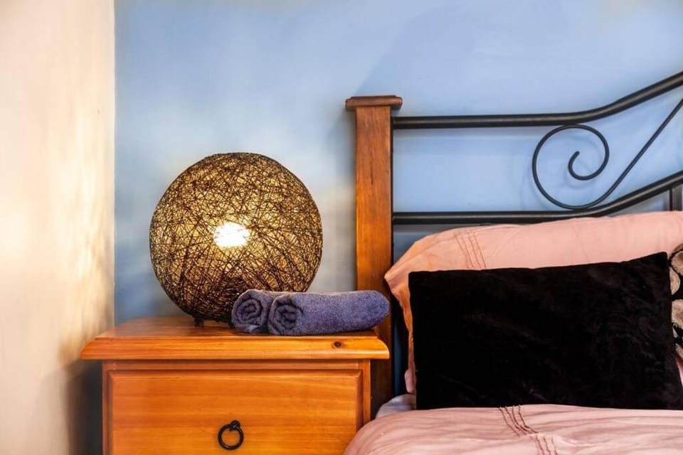 Spacious 3+2BR* house secluded in leafy gardens House in Glen Waverley