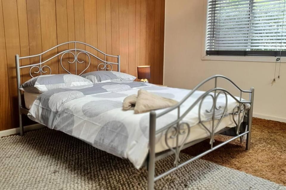 Spacious 3+2BR* house secluded in leafy gardens House in Glen Waverley