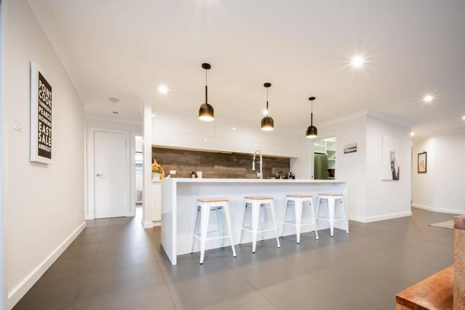 Modern Home for Large Groups or Families Apartment in Tasmania