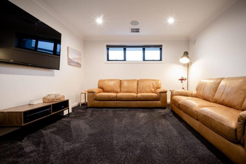 Modern Home for Large Groups or Families Apartment in Tasmania