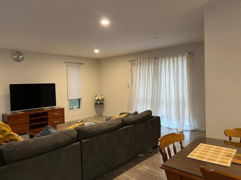 TV and multimedia, Living room, Evening entertainment